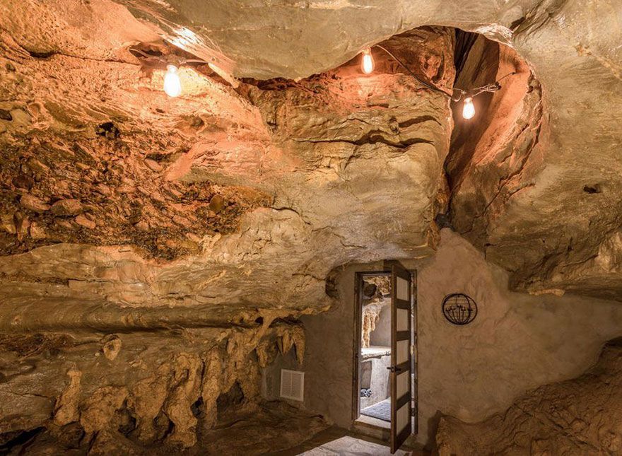 Quelqu’un vend cette maison incroyable cachée dans une grotte