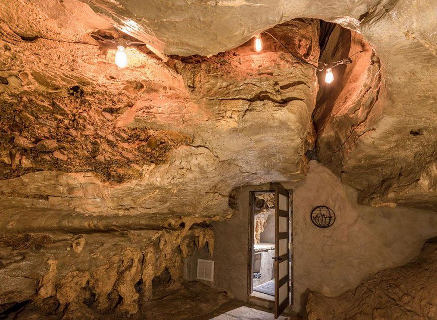 Quelqu’un vend une maison incroyable cachée dans une grotte et l’intérieur est encore mieux que l’extérieur