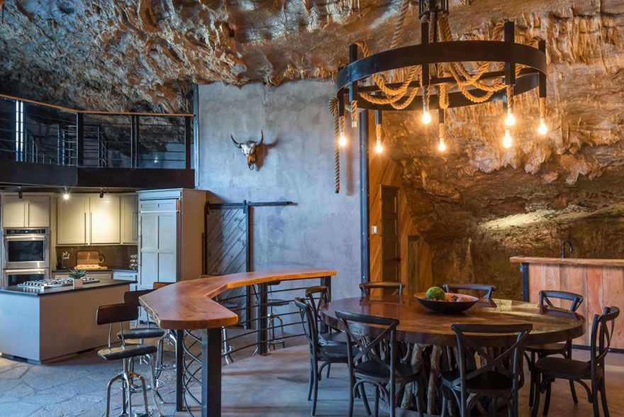 Quelqu’un vend une maison incroyable cachée dans une grotte et l’intérieur est encore mieux que l’extérieur