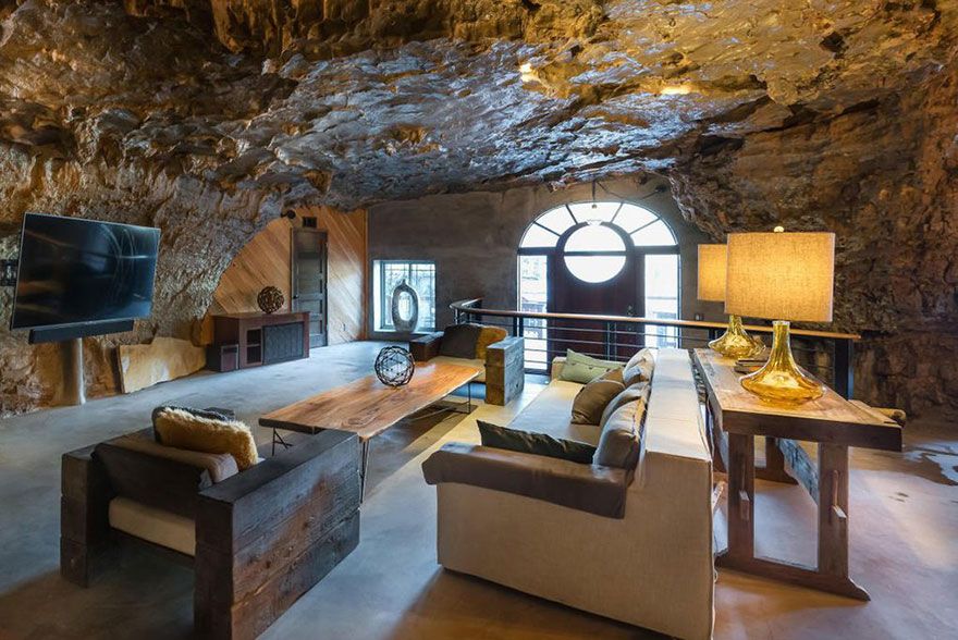 Quelqu’un vend une maison incroyable cachée dans une grotte et l’intérieur est encore mieux que l’extérieur