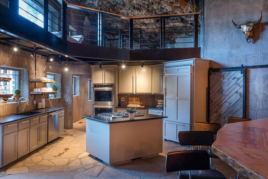 Quelqu’un vend une maison incroyable cachée dans une grotte et l’intérieur est encore mieux que l’extérieur