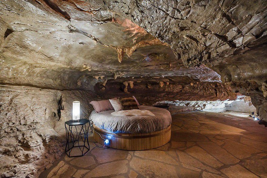 Quelqu’un vend une maison incroyable cachée dans une grotte et l’intérieur est encore mieux que l’extérieur