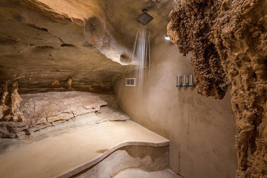 Quelqu’un vend une maison incroyable cachée dans une grotte et l’intérieur est encore mieux que l’extérieur