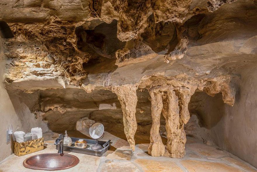 Quelqu’un vend une maison incroyable cachée dans une grotte et l’intérieur est encore mieux que l’extérieur