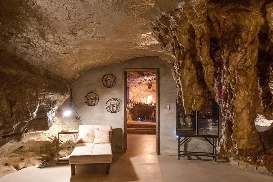 Quelqu’un vend une maison incroyable cachée dans une grotte et l’intérieur est encore mieux que l’extérieur