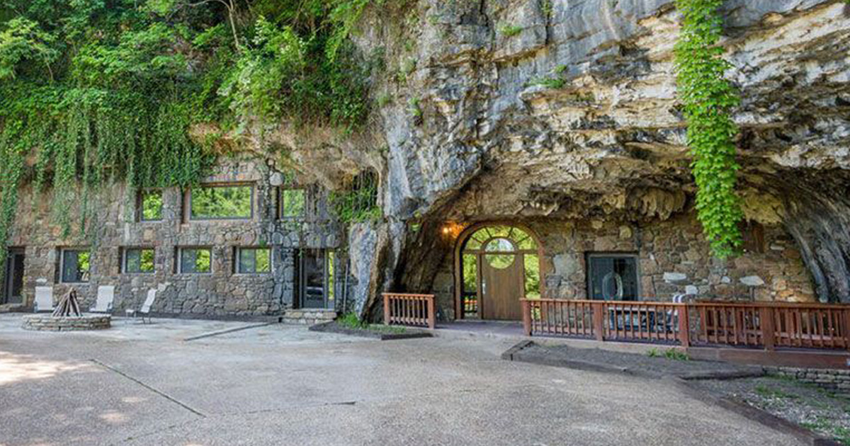 Quelqu’un vend une maison incroyable cachée dans une grotte et l’intérieur est encore mieux que l’extérieur
