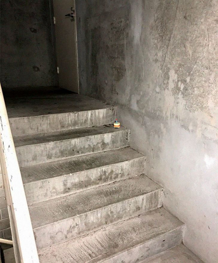 Une coquerelle meurt dans les escaliers d’un bureau et l’histoire devient de plus en plus drôle à chaque image