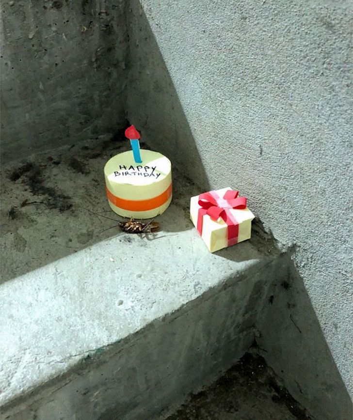 Une coquerelle meurt dans les escaliers d’un bureau et l’histoire devient de plus en plus drôle à chaque image