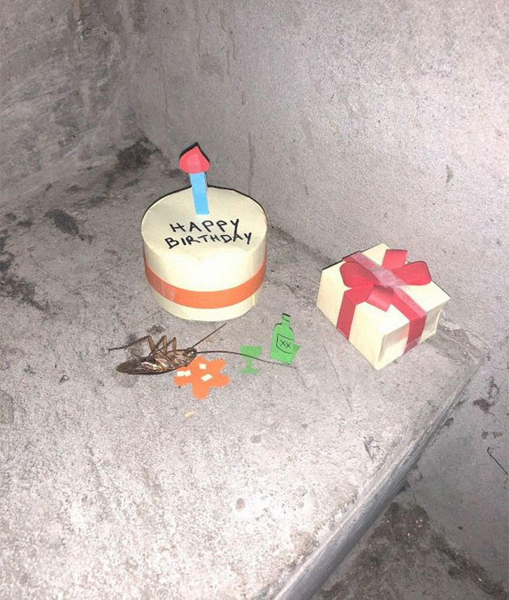 Une coquerelle meurt dans les escaliers d’un bureau et l’histoire devient de plus en plus drôle à chaque image