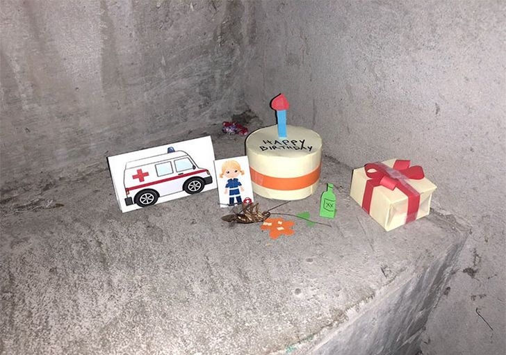 Une coquerelle meurt dans les escaliers d’un bureau et l’histoire devient de plus en plus drôle à chaque image