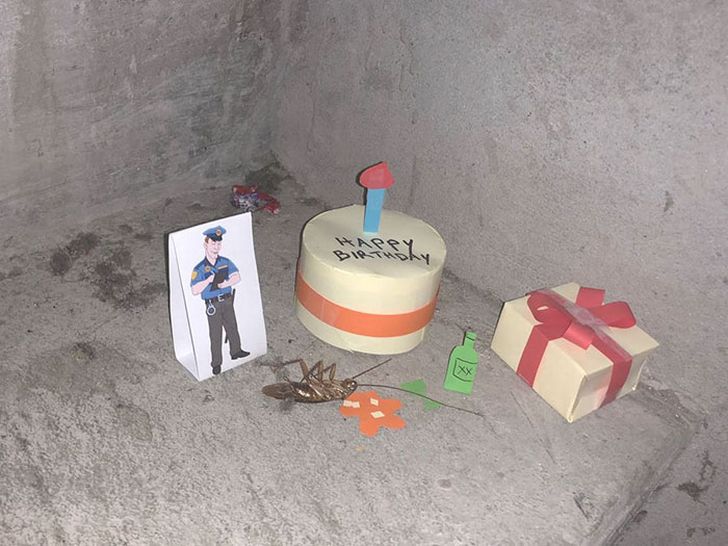 Une coquerelle meurt dans les escaliers d’un bureau et l’histoire devient de plus en plus drôle à chaque image