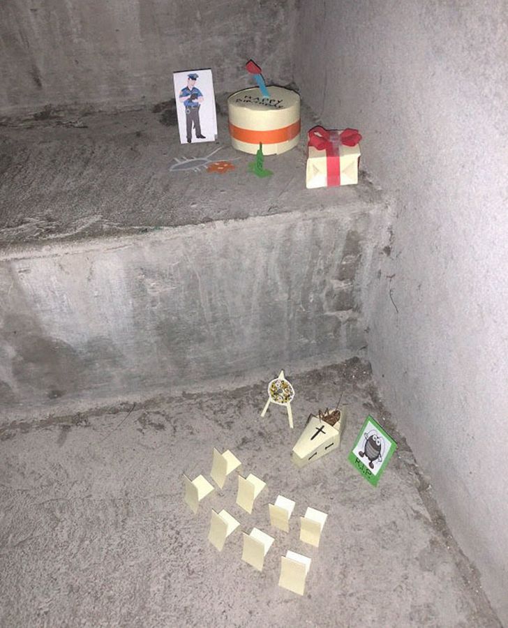 Une coquerelle meurt dans les escaliers d’un bureau et l’histoire devient de plus en plus drôle à chaque image