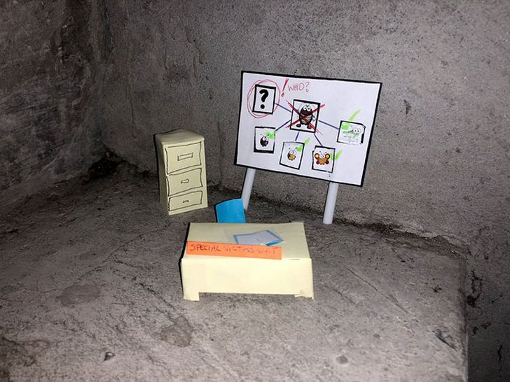 Une coquerelle meurt dans les escaliers d’un bureau et l’histoire devient de plus en plus drôle à chaque image