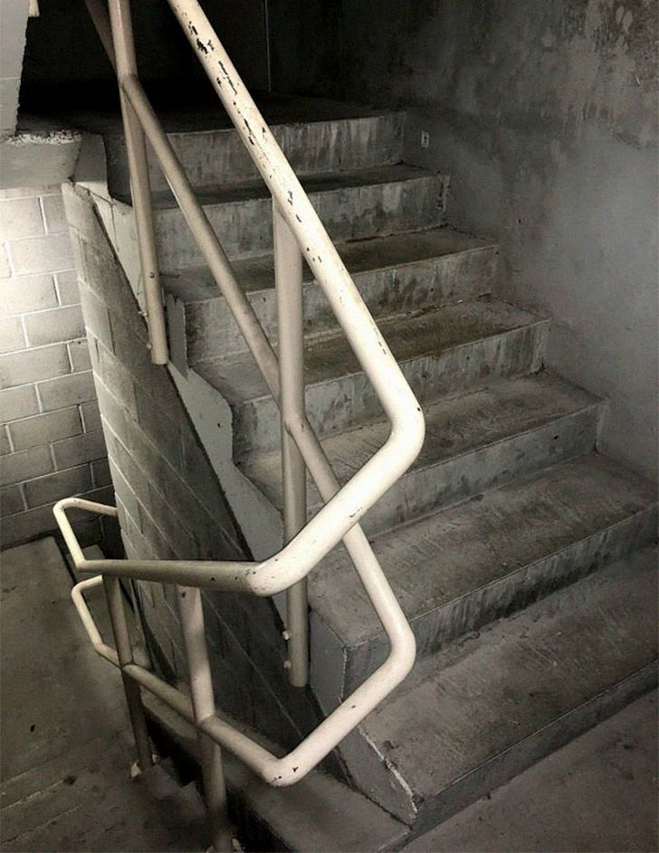 Une coquerelle meurt dans les escaliers d’un bureau et l’histoire devient de plus en plus drôle à chaque image