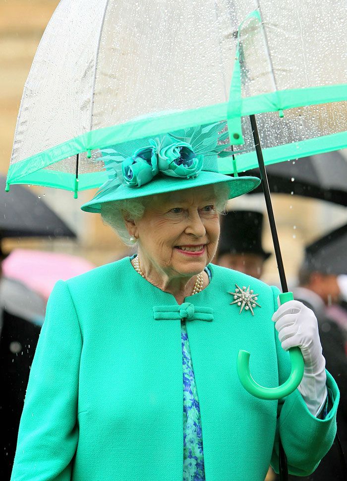 Quelqu’un a remarqué la chose la plus cool à propos de la façon dont la reine assortit ses tenues, et on ne peut plus l’effacer de notre mémoire