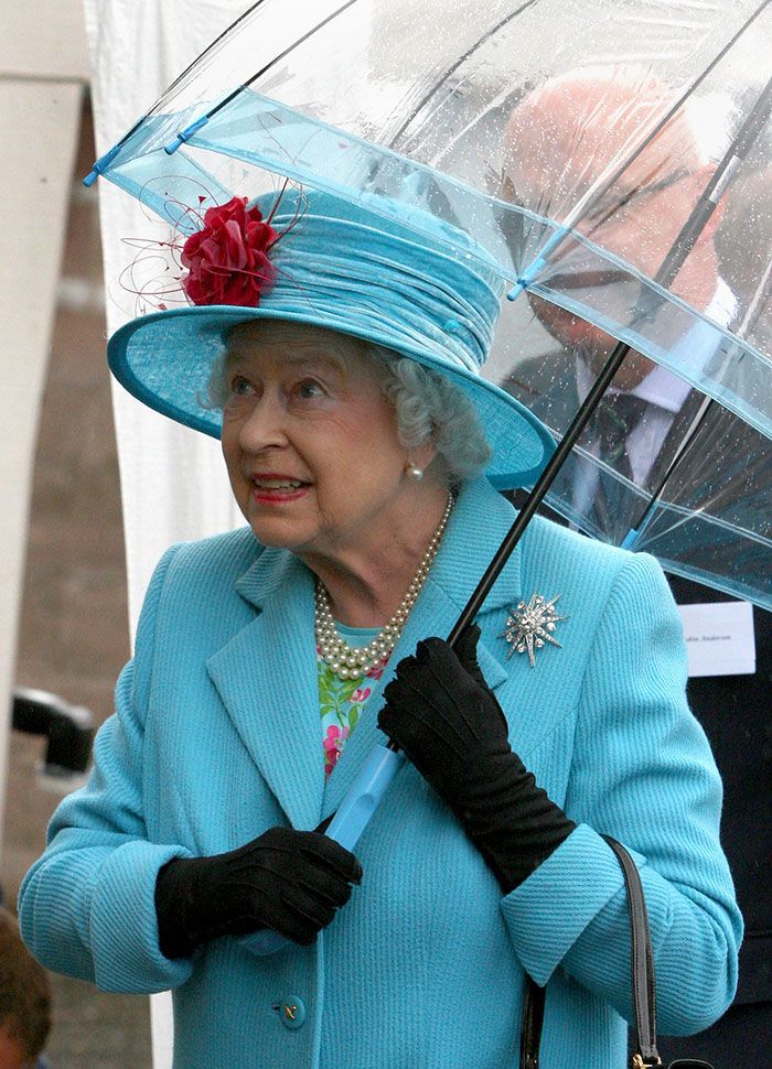 Quelqu’un a remarqué la chose la plus cool à propos de la façon dont la reine assortit ses tenues, et on ne peut plus l’effacer de notre mémoire