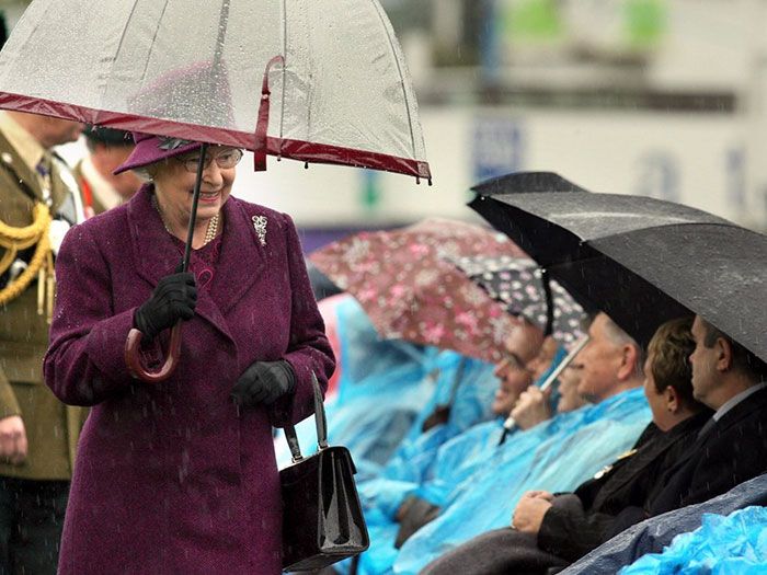 Quelqu&#8217;un a remarqué la chose la plus cool à propos de la façon dont la reine assortit ses tenues, et on ne peut plus l’effacer de notre mémoire