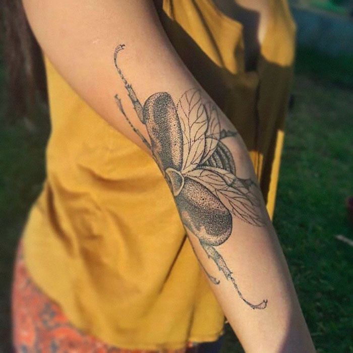 12 tatouages brillants qui révèlent toute leur splendeur seulement lorsque vous étendez le bras ou la jambe