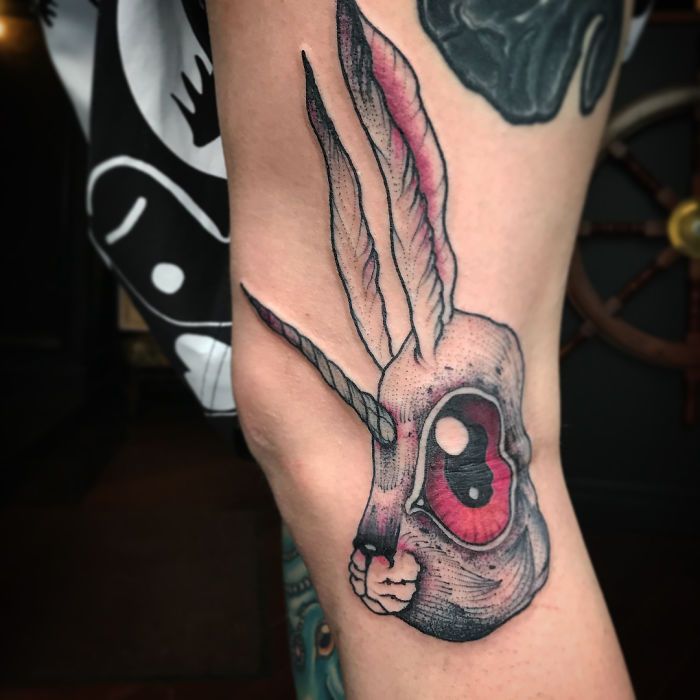 12 tatouages brillants qui révèlent toute leur splendeur seulement lorsque vous étendez le bras ou la jambe