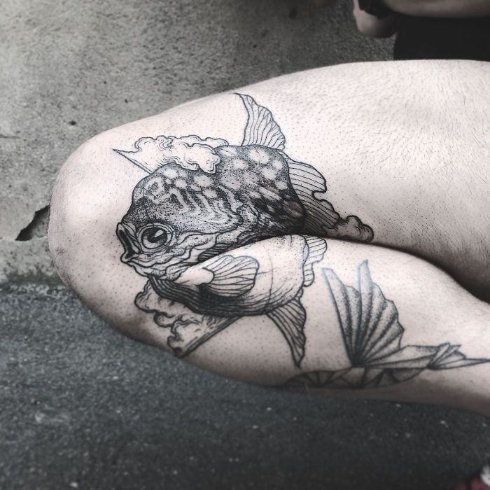 12 tatouages brillants qui révèlent toute leur splendeur seulement lorsque vous étendez le bras ou la jambe