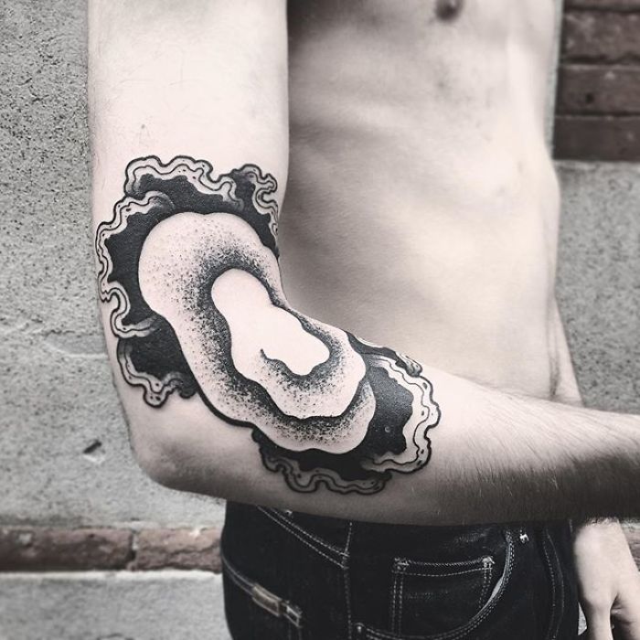 12 tatouages brillants qui révèlent toute leur splendeur seulement lorsque vous étendez le bras ou la jambe
