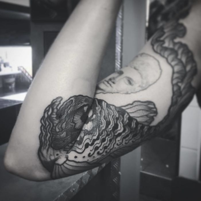 12 tatouages brillants qui révèlent toute leur splendeur seulement lorsque vous étendez le bras ou la jambe