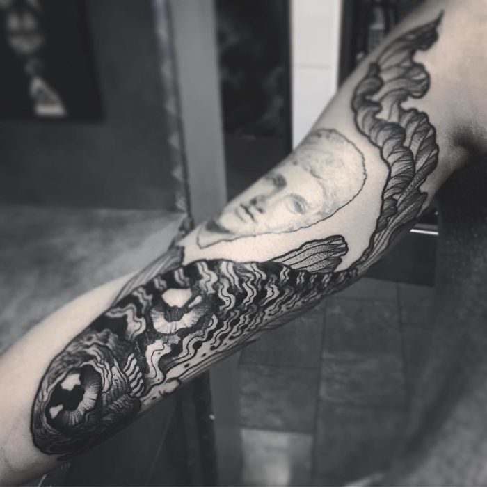 12 tatouages brillants qui révèlent toute leur splendeur seulement lorsque vous étendez le bras ou la jambe