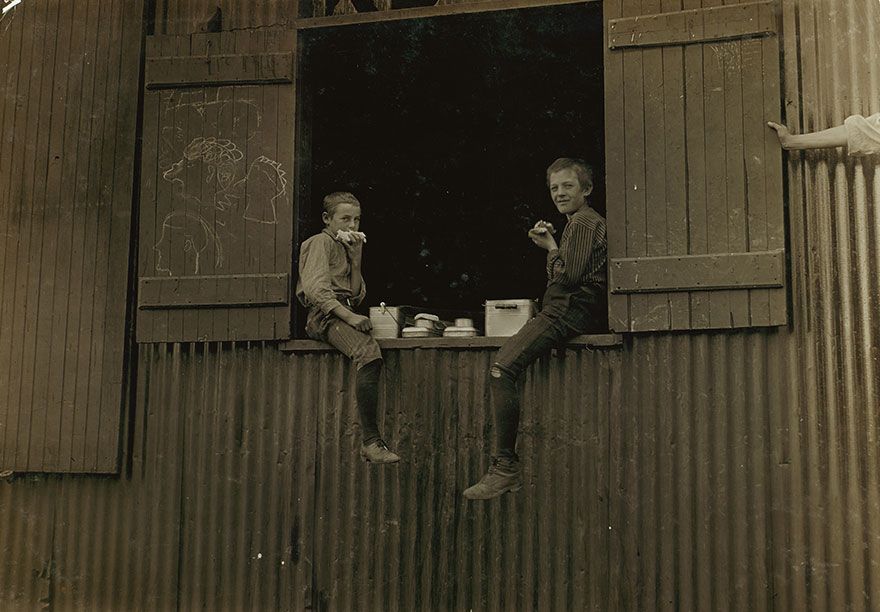 Ces images horribles des années 1900 montrent les difficultés auxquelles étaient confrontés les enfants qui travaillaient avant que le travail des enfants ne soit aboli