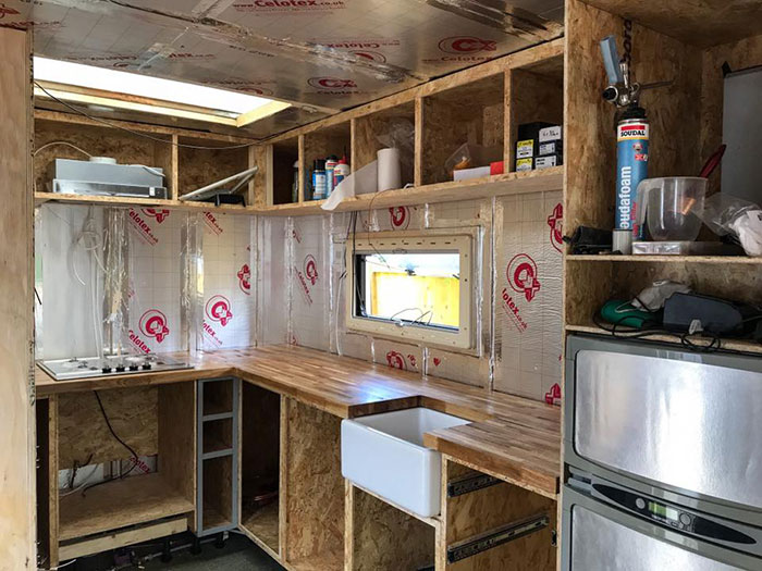 Ce couple a dépensé 22&nbsp;000&nbsp;€ pour transformer un vieux camion en maison mobile et l’intérieur est plus beau que la plupart des appartements