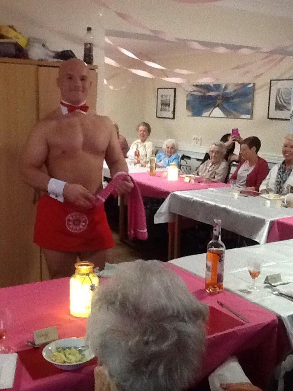 Cette maison de retraite a engagé des serveurs sexys pour servir le dîner