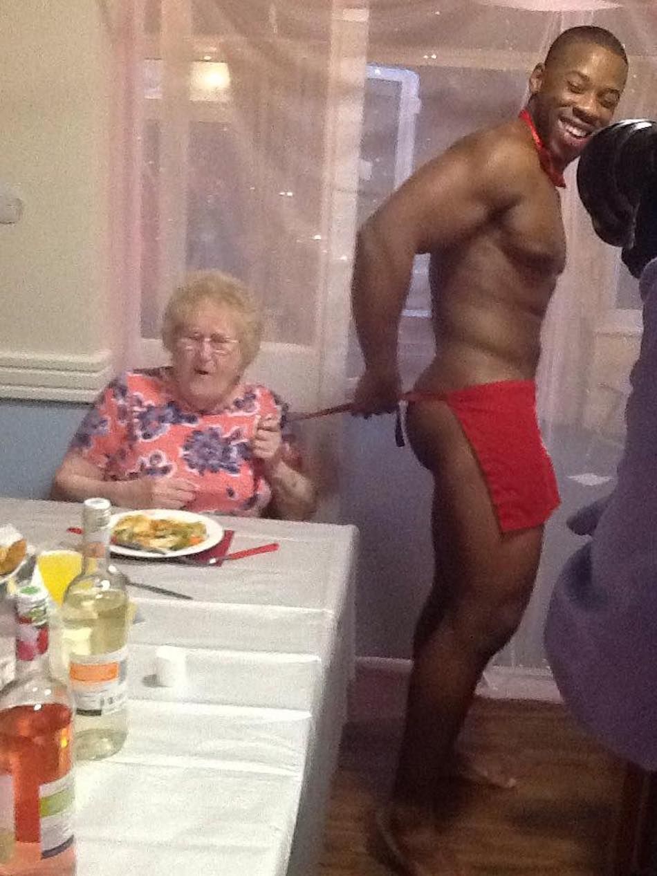 Cette maison de retraite a engagé des serveurs sexys pour servir le dîner