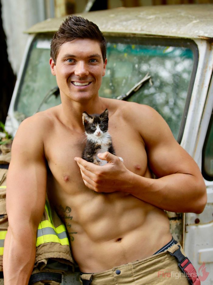 Des Pompiers Australiens Posent Avec Des Animaux Pour Le Calendrier De Charite 19 Et Les Photos Sont Si Chaudes Qu Elles Pourraient Mettre Le Feu Ipnoze Des Pompiers Australiens Posent Avec Des Animaux Pour Le Calendrier De Charite 19 Et Les Photos Sont Si Chaudes Qu Elles Pourraient Mettre Le Feu Ipnoze