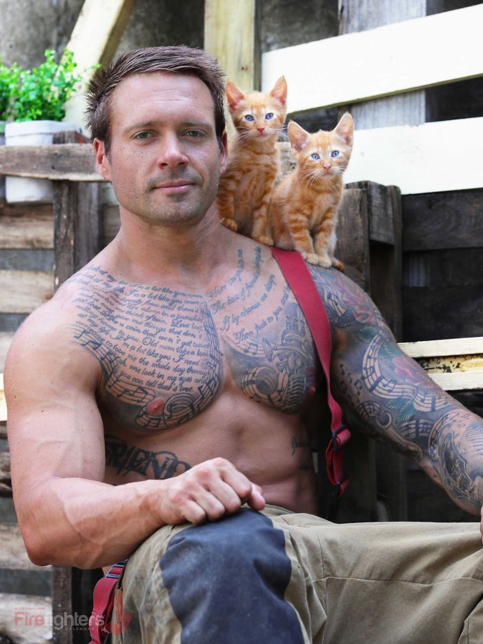 Des pompiers australiens posent avec des animaux pour le 