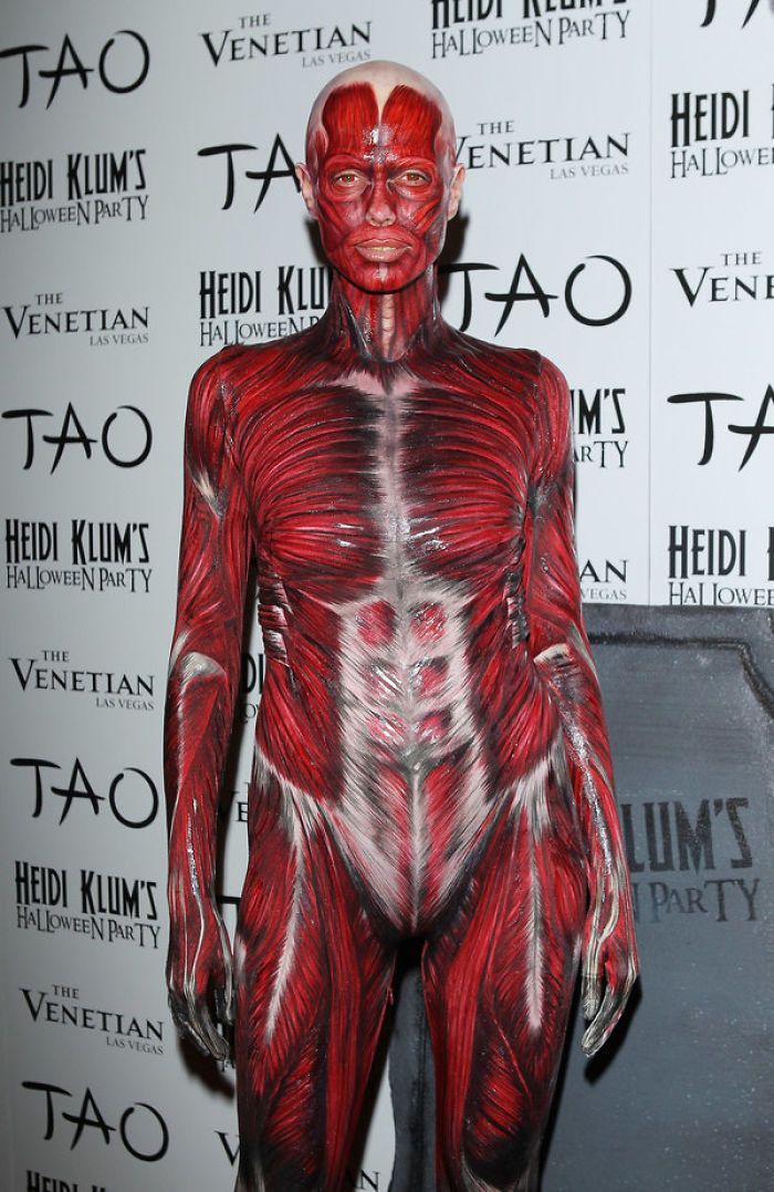 Heidi Klum a enfin dévoilé son costume de cette année et a prouvé une fois de plus qu’elle est la reine de l’Halloween