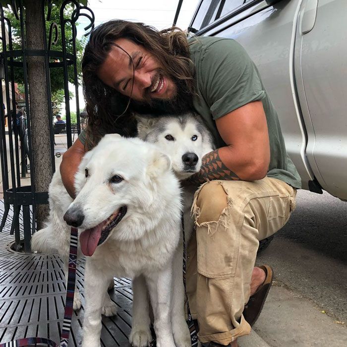 14 fois où Jason Momoa s’est foutu de la gueule des gars quand des couples lui ont demandé une photo avec lui
