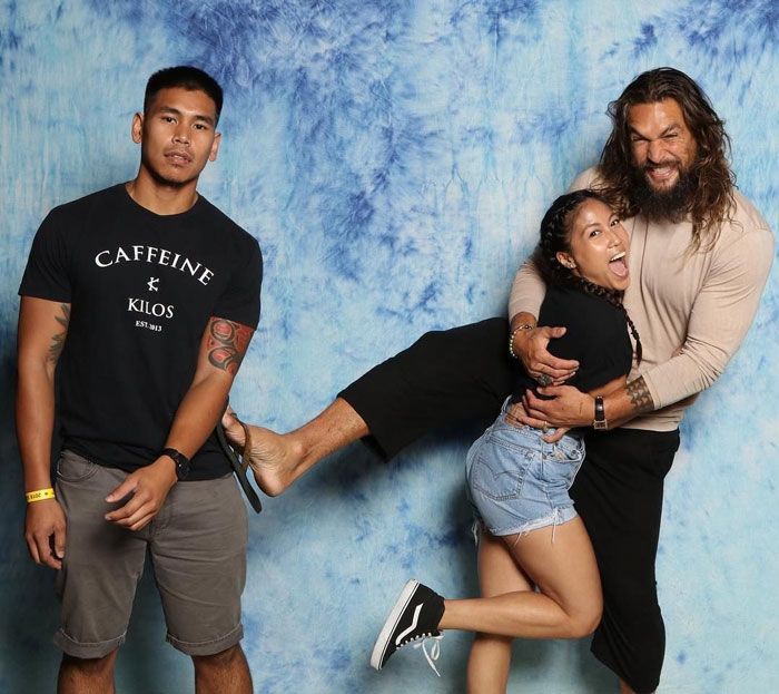 14 fois où Jason Momoa s’est foutu de la gueule des gars quand des couples lui ont demandé une photo avec lui