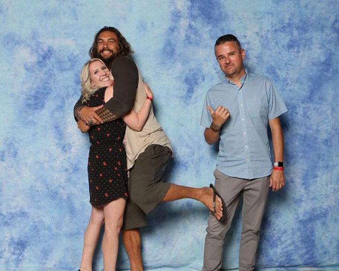14 fois où Jason Momoa s’est foutu de la gueule des gars quand des couples lui ont demandé une photo avec lui