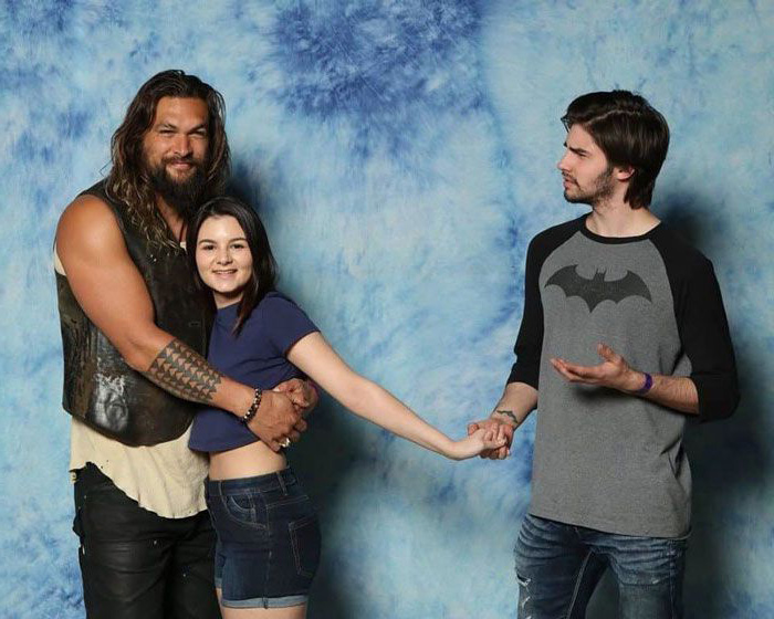 14 fois où Jason Momoa s’est foutu de la gueule des gars quand des couples lui ont demandé une photo avec lui