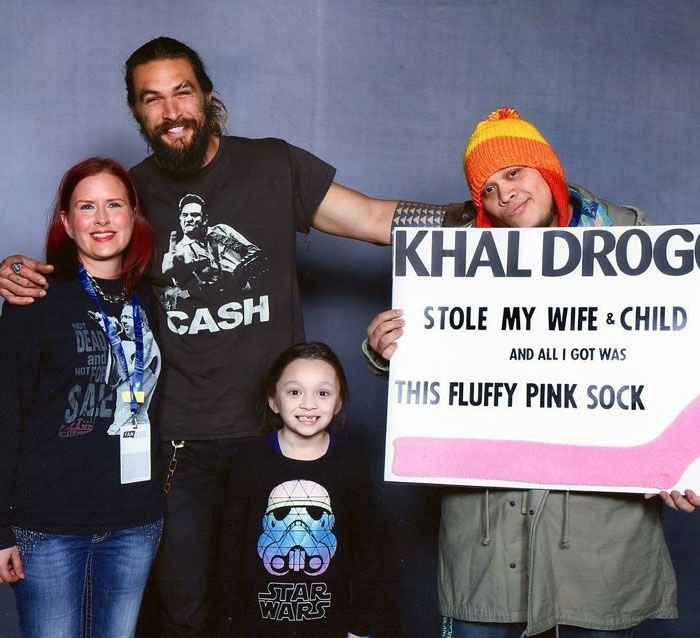 14 fois où Jason Momoa s’est foutu de la gueule des gars quand des couples lui ont demandé une photo avec lui