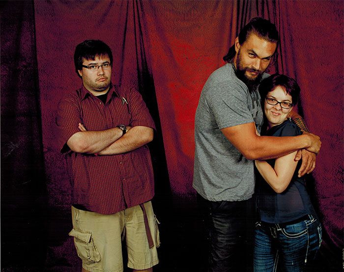 14 fois où Jason Momoa s’est foutu de la gueule des gars quand des couples lui ont demandé une photo avec lui