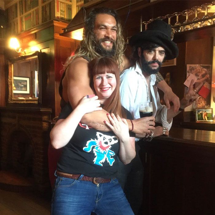 14 fois où Jason Momoa s’est foutu de la gueule des gars quand des couples lui ont demandé une photo avec lui