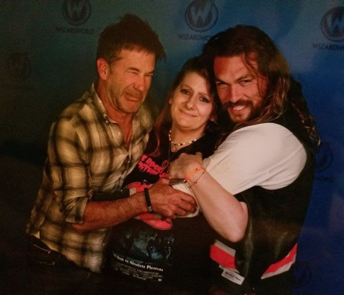 14 fois où Jason Momoa s’est foutu de la gueule des gars quand des couples lui ont demandé une photo avec lui
