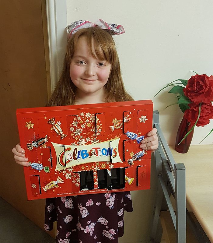L’échec hilarant de cette mère est devenu viral quand sa fille de 9 ans a mangé les « chocolats » d’un calendrier de l’avent pour chats pendant 11 jours