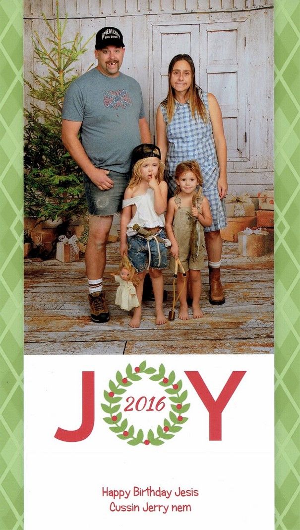 Cette famille envoie les cartes de Noël les plus embarrassantes depuis 16 ans et c’est trop drôle