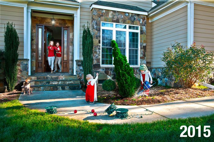 Cette famille a commencé à faire des cartes de Noël « vraie vie » il y a 5 ans et elles deviennent de plus en plus folles à mesure que les enfants grandissent