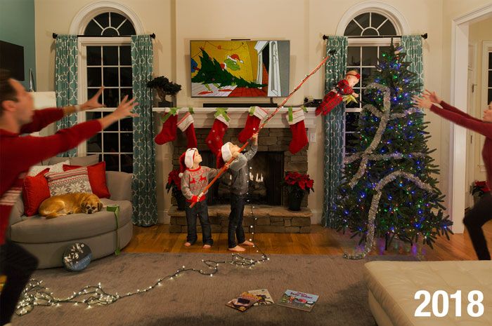 Cette famille a commencé à faire des cartes de Noël « vraie vie » il y a 5 ans et elles deviennent de plus en plus folles à mesure que les enfants grandissent