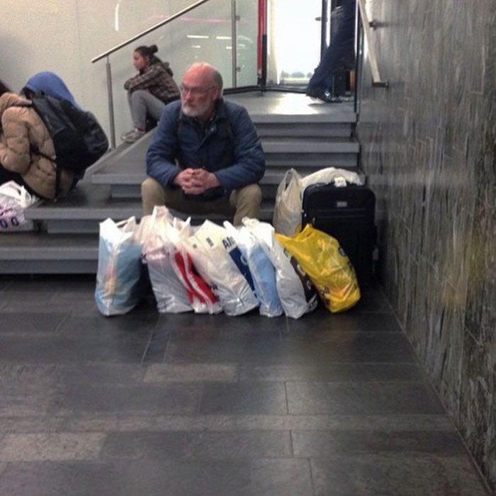 33 « hommes misérables » photographiés alors que leurs femmes faisaient des courses