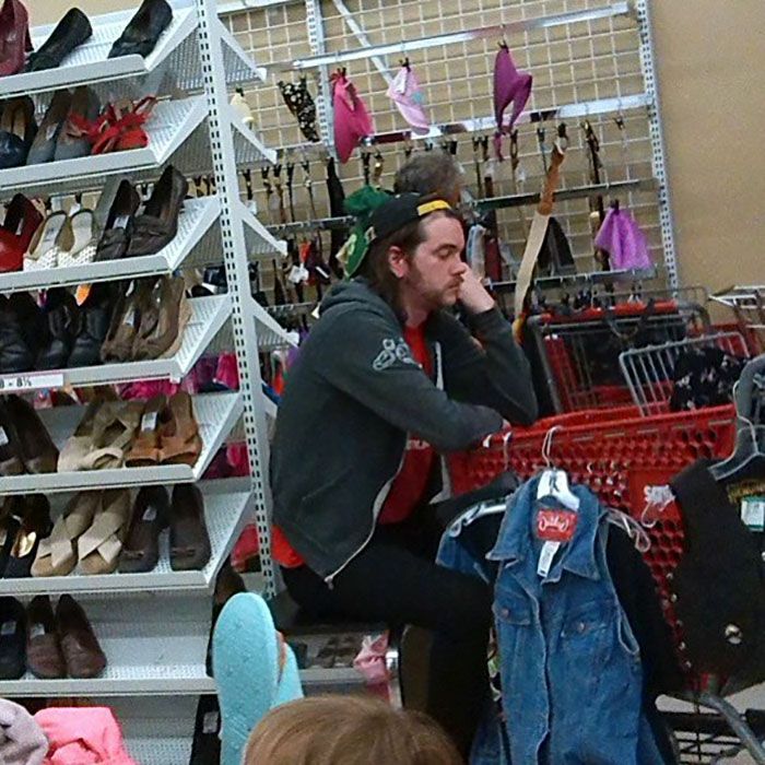 33 « hommes misérables » photographiés alors que leurs femmes faisaient des courses
