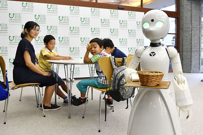 Un café japonais a trouvé un moyen d’embaucher des personnes paralysées comme serveurs