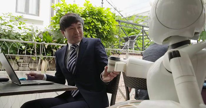Un café japonais a trouvé un moyen d’embaucher des personnes paralysées comme serveurs